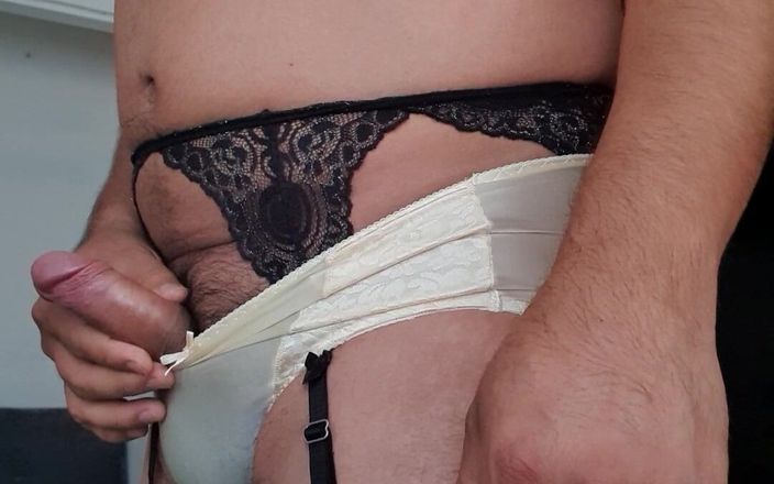 My panties: Сіссі насолоджується їздою на великому ділдо в повному нейлонових трусах