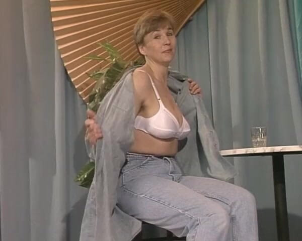 YOUR FIRST PORN: Haarige Muttis Teil 1