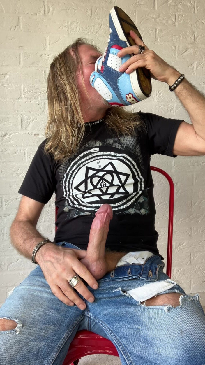 Longhairdude: Longhairdude Wanks a Stříká s Osiris Trenéry, Roztrhané džíny, Tričko