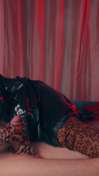 Dominante sega rovinato al limite, indossa guanti di pelle lunghi -milf in pvc nero impermeabile leopardato coscia controlli stivali alti, CFNM