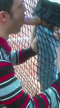 Saya Bertemu Seorang Pemuda Penasaran Di Lapangan Tenis Yang Ditinggalkan