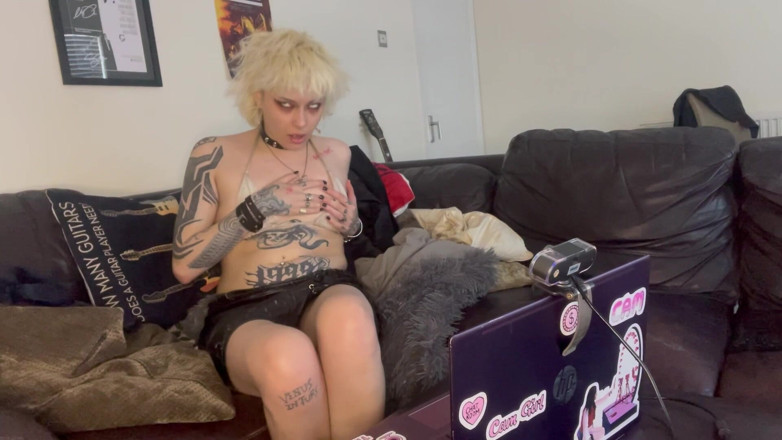 Glitterqueen1999: Goth Has a Heart Pain and Self Resus Cpr