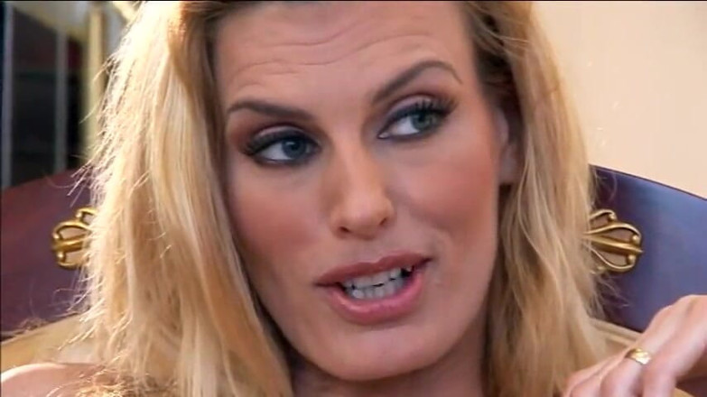Anal seduction: Blond milf czuje przyjemność i ból uzyskiwania cipki i tyłka...