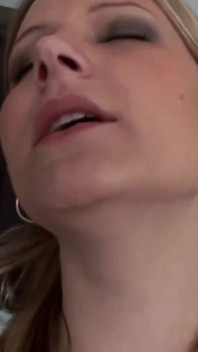 Lez blonďatá holka miluje lízání kundičky a hraní si s ní