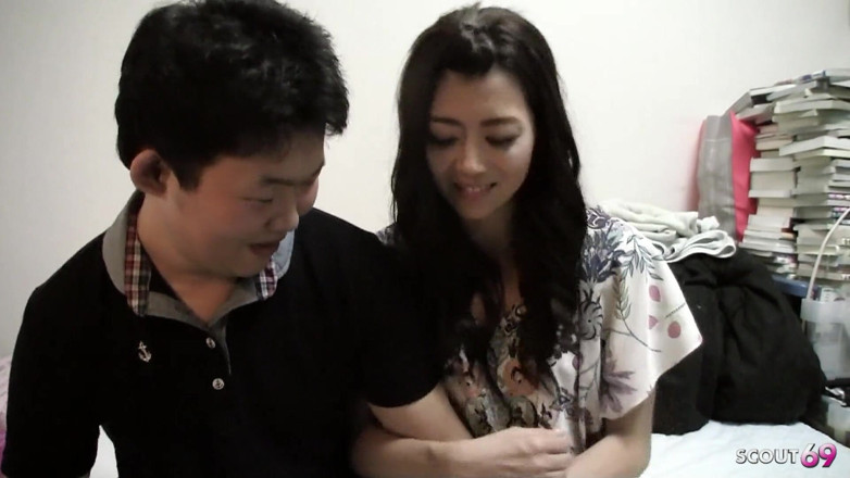 Asian porn collection: 日本のクーガーは、無修正のJAVポルノで少年と老人によって素人MMF 3Pにだまされました