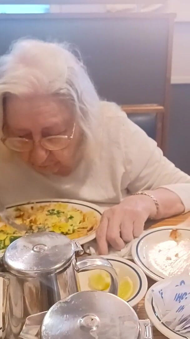 BBW nurse Vicki adventures with friends: Ми з мачухою їм сніданок