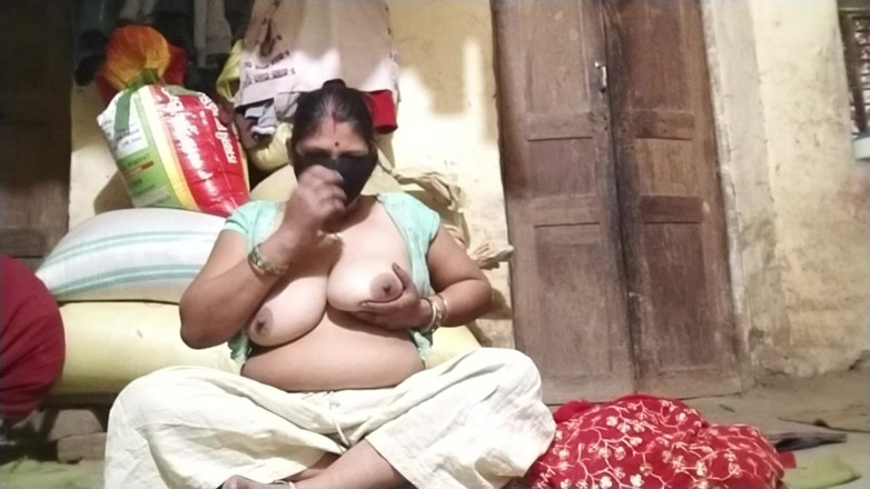 Desi_bhabhi121: 핫한 바비 핑거링 보지 누드 젖탱이 누르기