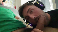 Nenesgaymers: 我们玩电脑，他吮吸我的鸡巴直到我高潮