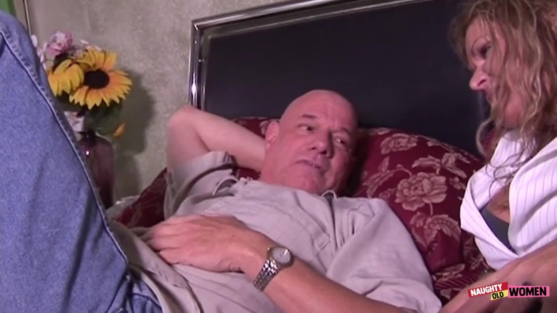 Naughty old women: Kelly Leigh verführt und reitet ihren gut bestückten jungen, bis...