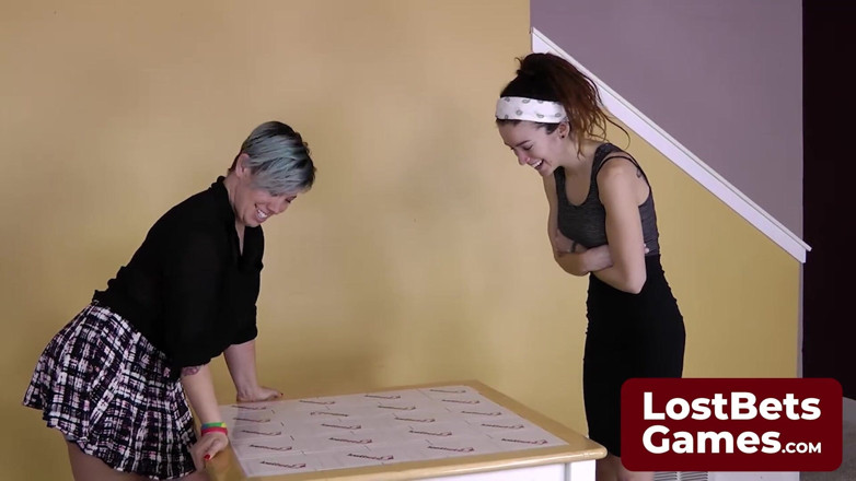 Lost Bets Games: Japon balığı gibi hafızalı iki kız yaramaz bir oyun oynuyor