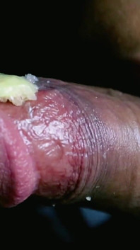 Stroberi dan kue dengan cum-cream. Kisah makanan yang lezat dan fetish sperma