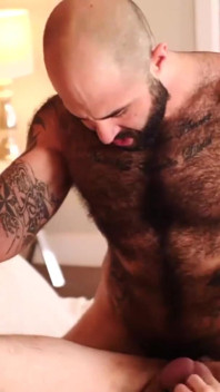 BEARFILMS - Musculosul Atlas Grant se fute cu ursul păros Tony Rivers fără prezervativ