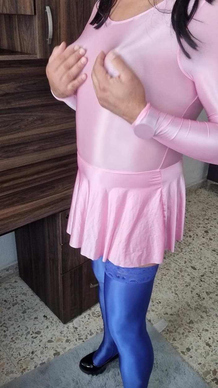 Sexy shinny clothes: 我的新运动服，你喜欢这个内裤下有的可爱女孩