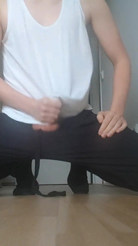 Bílý hubený mladý chlapec po tréninku si honí
