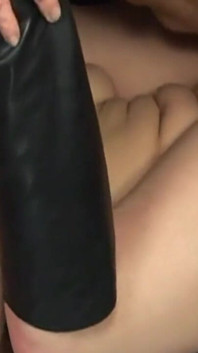 Brunetă matură umplută dublu și ejaculare facială în sex în trei