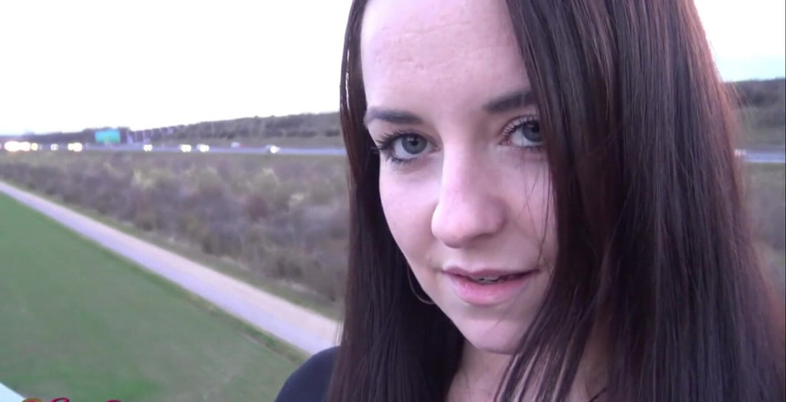 Emma Secret: Fuerte orgasmo en la carretera!