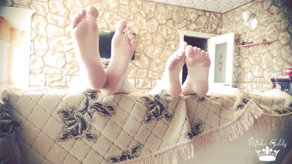 Goddess Misha Goldy: Branlette à nos pieds, cocu, Betta, footbitch