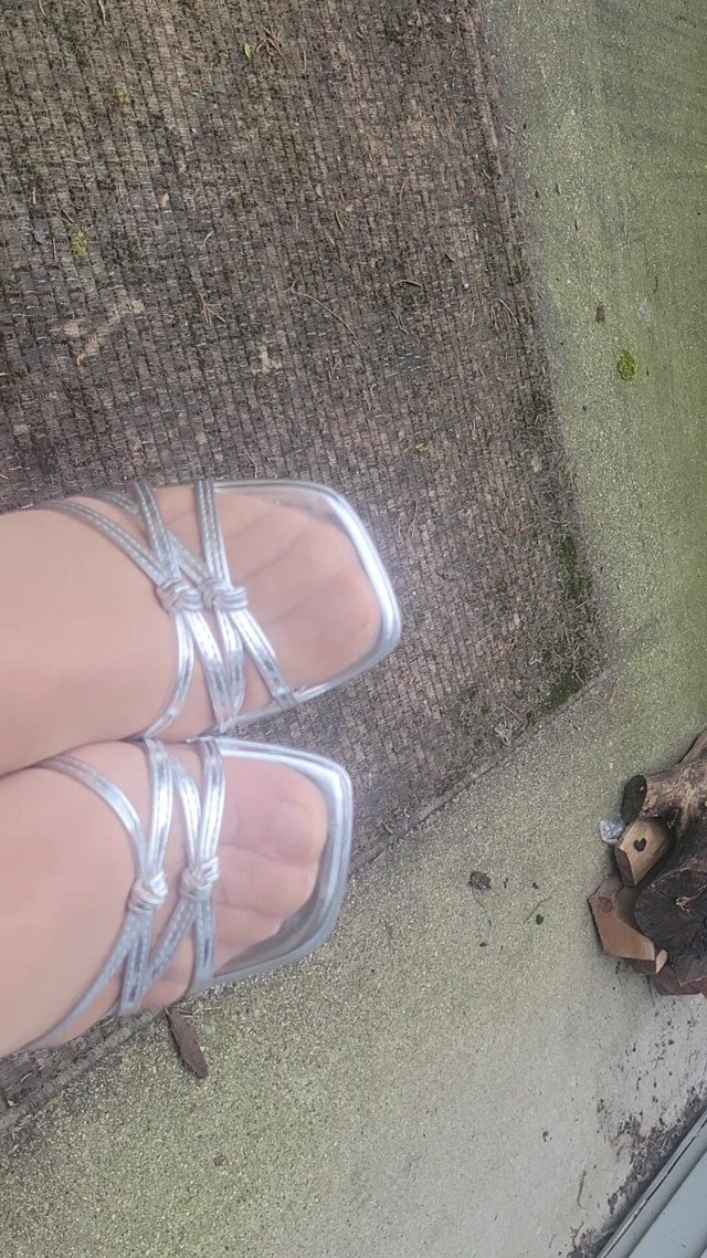 Outside with Silver Heels Cumming on Heels and Feet (Love to cum) Outside with Silver Heels Cumming on Heels and Feet (Love to cum)