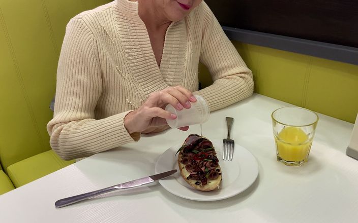 Ladyloveyoung60: MILF veřejné pojídání spermatu