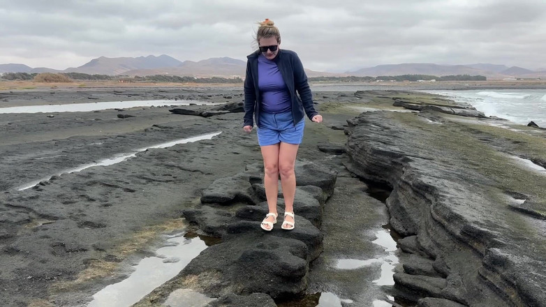 Emma Voyeur: 오줌을 싸고 싶어하는 매력적인 소녀