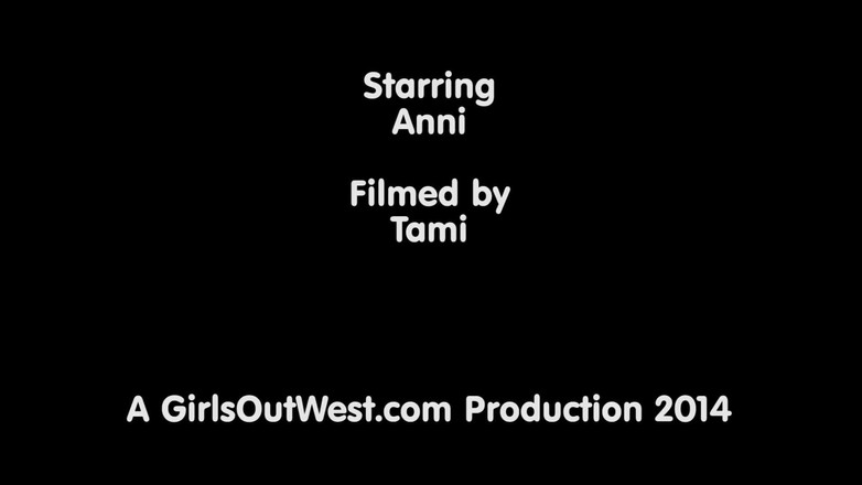 Girls Out West: Gorąca chuda amatorska dziewczyna rucha swoją owłosioną cipkę dildem podczas...