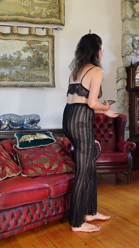 Kadın kılıklı şok yakalı kucak dansı