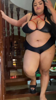 Păpușă curvă braziliană cu țâțe uriașe în bikini