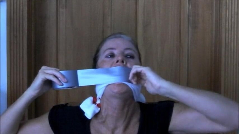 Selfgags classic: Milf jogger själv munkavlad med sina egna svettiga trosor!