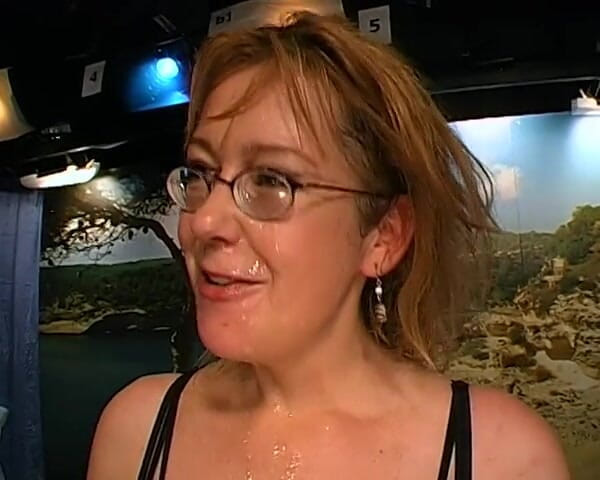GGG John Thompson OLD STYLE: สาวผมบลอนด์ MILF กับสาวลาติน่า ดูดควยอ้วน 8 นิ้วในไนท์คลับ