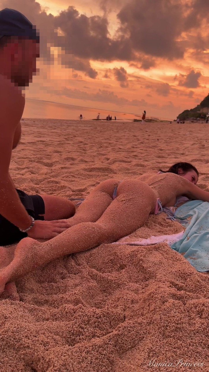 Princess Monica: Masaj erotic în cur pe plajă, distracție obraznică în Ocean