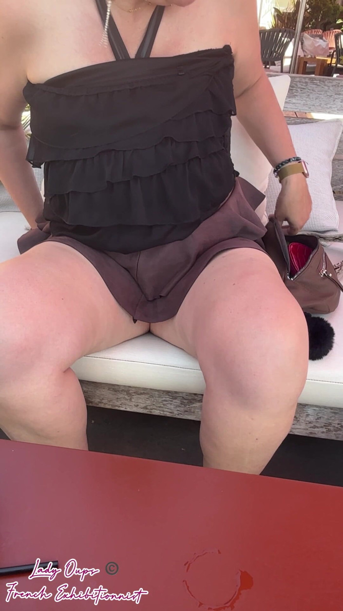 Lady Oups: Mi Tolgo Il Perizoma in Pubblico E Mi Metto in...