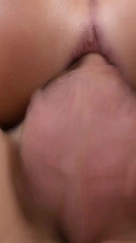 Fată blondă sexy acuzată de sex anal fierbinte futută în toate găurile