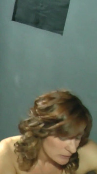 熟女模仿她正在观看的色情片，与她的情人一起享受