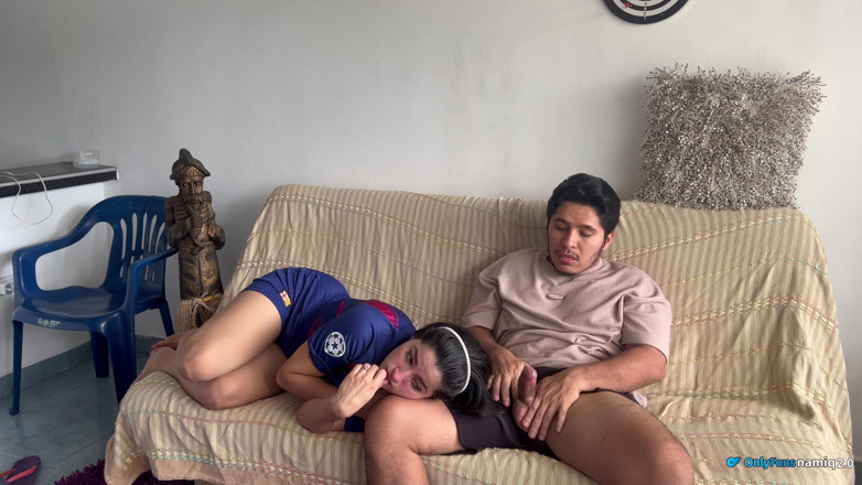 NamiQseiiin: Me Masturbo Frente a Mi Hermanastra Sin Que Se De...