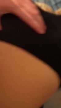 Sie ist so sexy, dass ich nicht nein sagen konnte. High heels und strümpfe auf der couch ficken