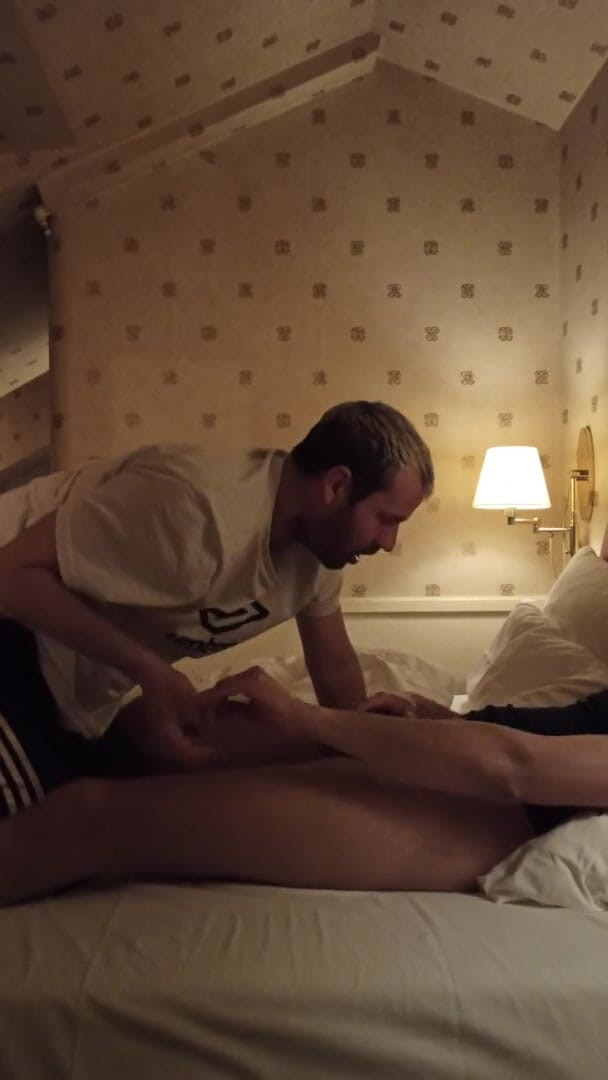 Justin hoodwar: 一个男人在酒店打电话给客房服务以提出特殊要求