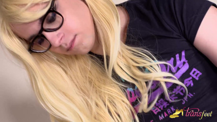 Trans and Cross-Dressers Feet: Irene Aoki, sexy blonďatá tranny ve své masturbační scéně