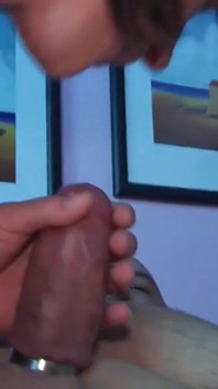 Stará a mladá piercingová kundička šuká zralého ptáka a saje sperma do úst