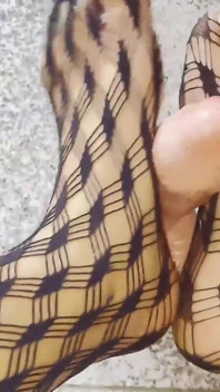 Máy bay bà già xăm mình trêu chọc đồ chơi với đôi chân nylon