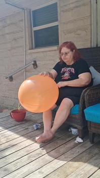 Jururawat kecantikan besar Vicki mempunyai permintaan untuk menghisap belon besar