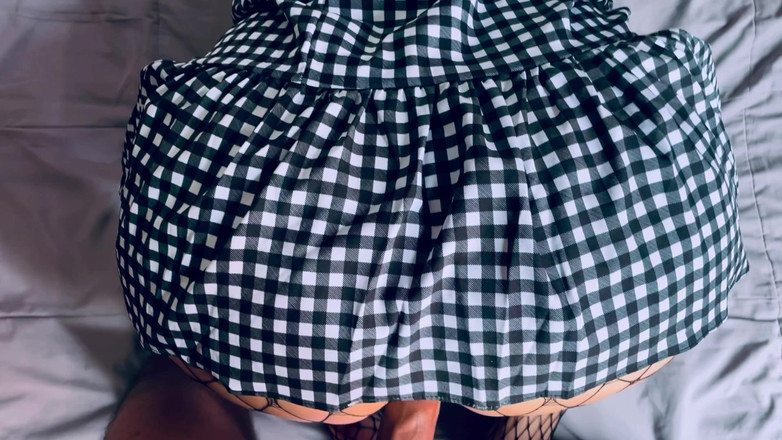 More Candy: 긴 드레스조차도 그 큰 엉덩이를 숨길 수 없습니다.