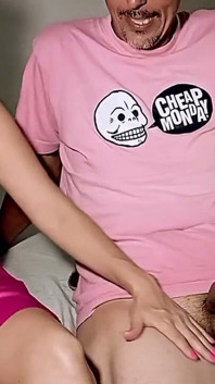 Mein Stiefbrudchen Lehrt Mich, Wie Man Einen Handjob Gibt