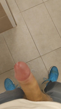 Bianco, ragazzo magro rischioso sborrata senza mani in palestra