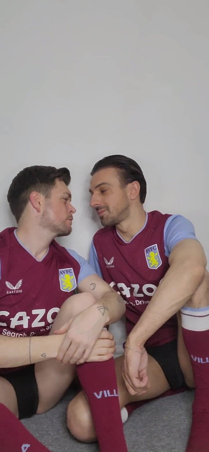 Twotwinkhusbands: Britânico footy studs snog em villa kit até eles têm...