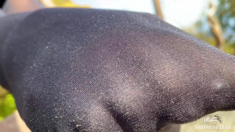 Mistress Legs: Pantimedias negras frotando los pies - provoca de suelas de nylon...