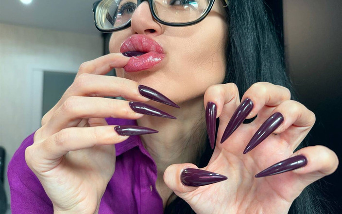 Julia domaina: Unghie lunghe viola scuro, artigli, succhiare dita, mani e lunghe...
