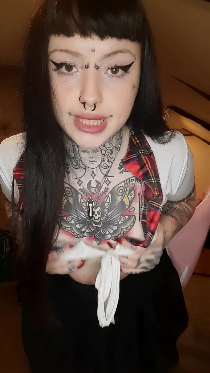 Yourfavecumslut: İdrar keselerim çok çiş dolu