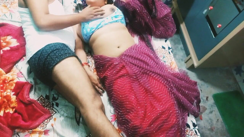 Manjushukla: Mooie Indische Bhabhi in rode kleur Saree.