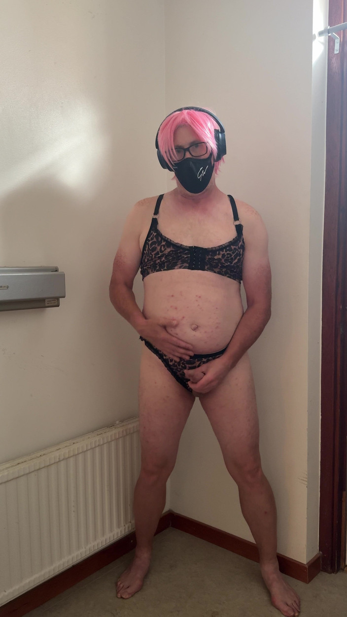 Julia Cd Sweden: Děvka v růžovém si hraje a masturbuje, dokud nevyvrcholí