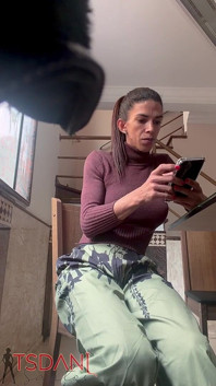 Daniela Santos, femme trans à grosse bite, exhibe son corps à la maison